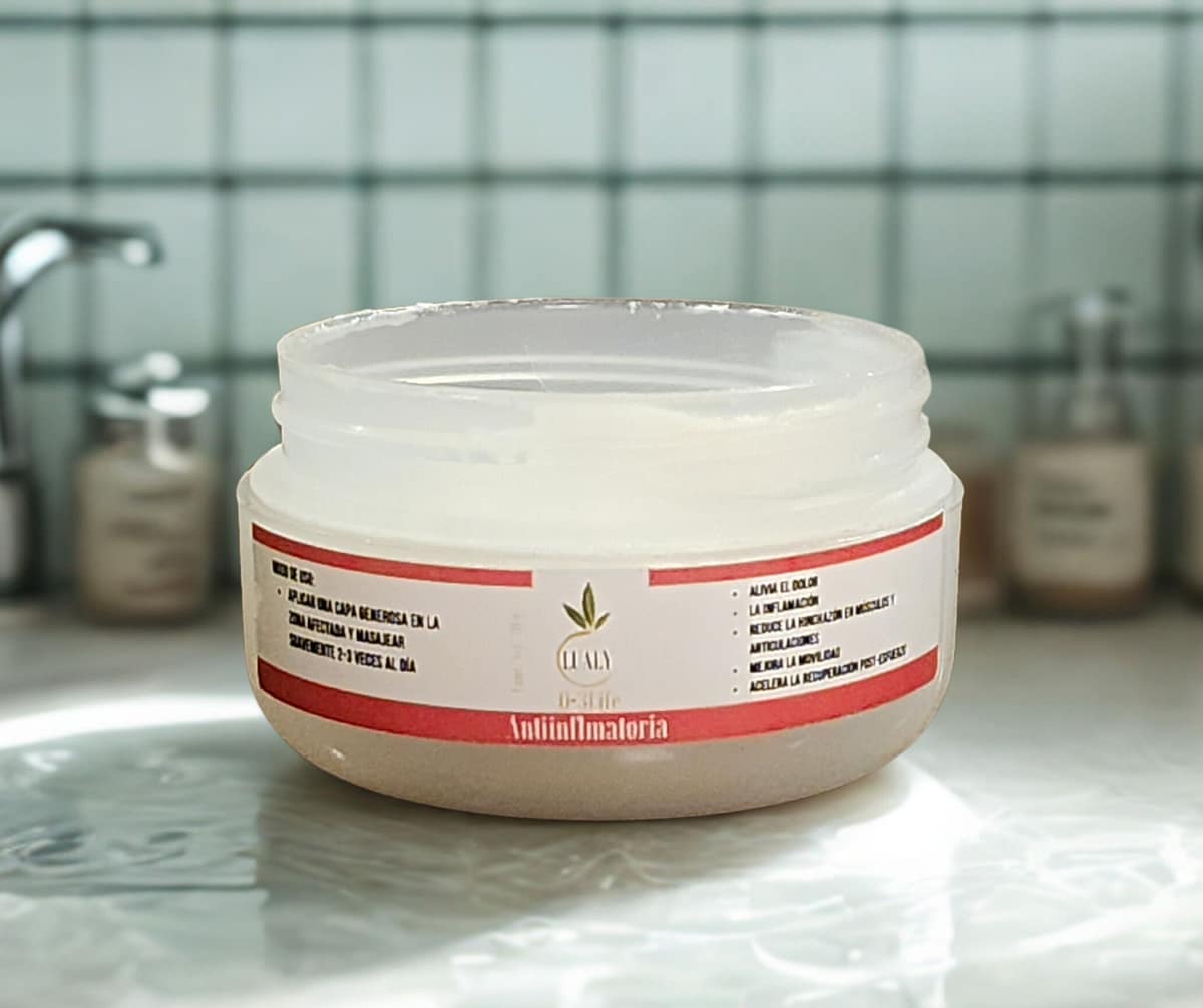Pote de Crema Antiinflamatoria de Lualy O-3Life con el texto visible, ideal para el alivio de dolores y la hinchazón.