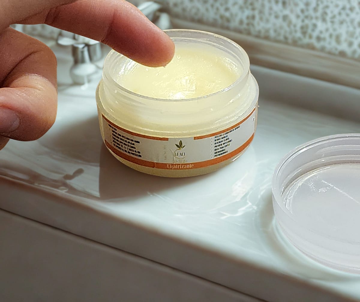 Primer plano de la textura rica y regeneradora de la Crema Cicatrizante, ideal para nutrir la piel y atenuar las marcas.