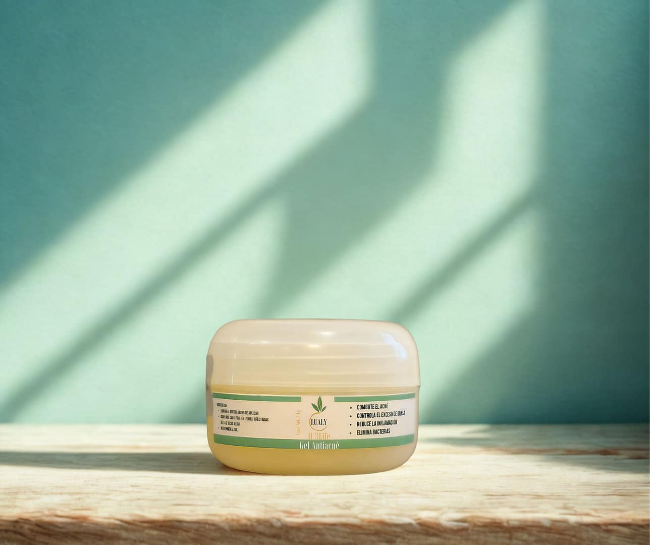 Gel Antiacné Lualy O-3Life sobre una mesa de madera con sombra de hojas en la pared, resaltando sus beneficios para combatir el acné y reducir la inflamación.