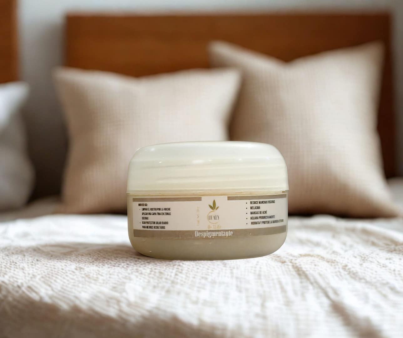 Crema despigmentante Lualy O-3Life sobre una cama, mostrando su presentación y diseño.