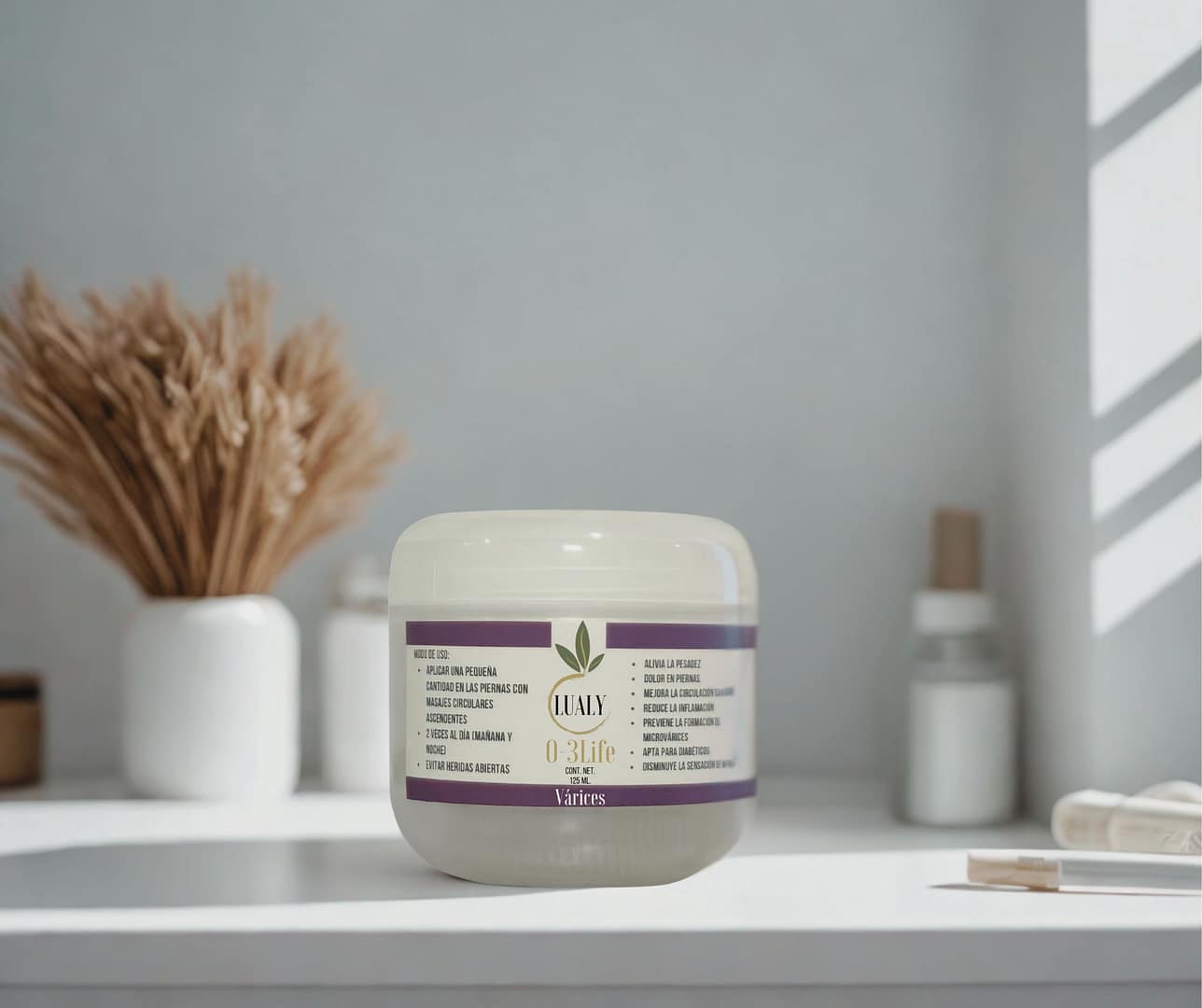 Pote de Crema para Várices Lualy O-3Life sobre una superficie blanca, mostrando instrucciones de uso y beneficios como alivio de la pesadez y mejora de la circulación.