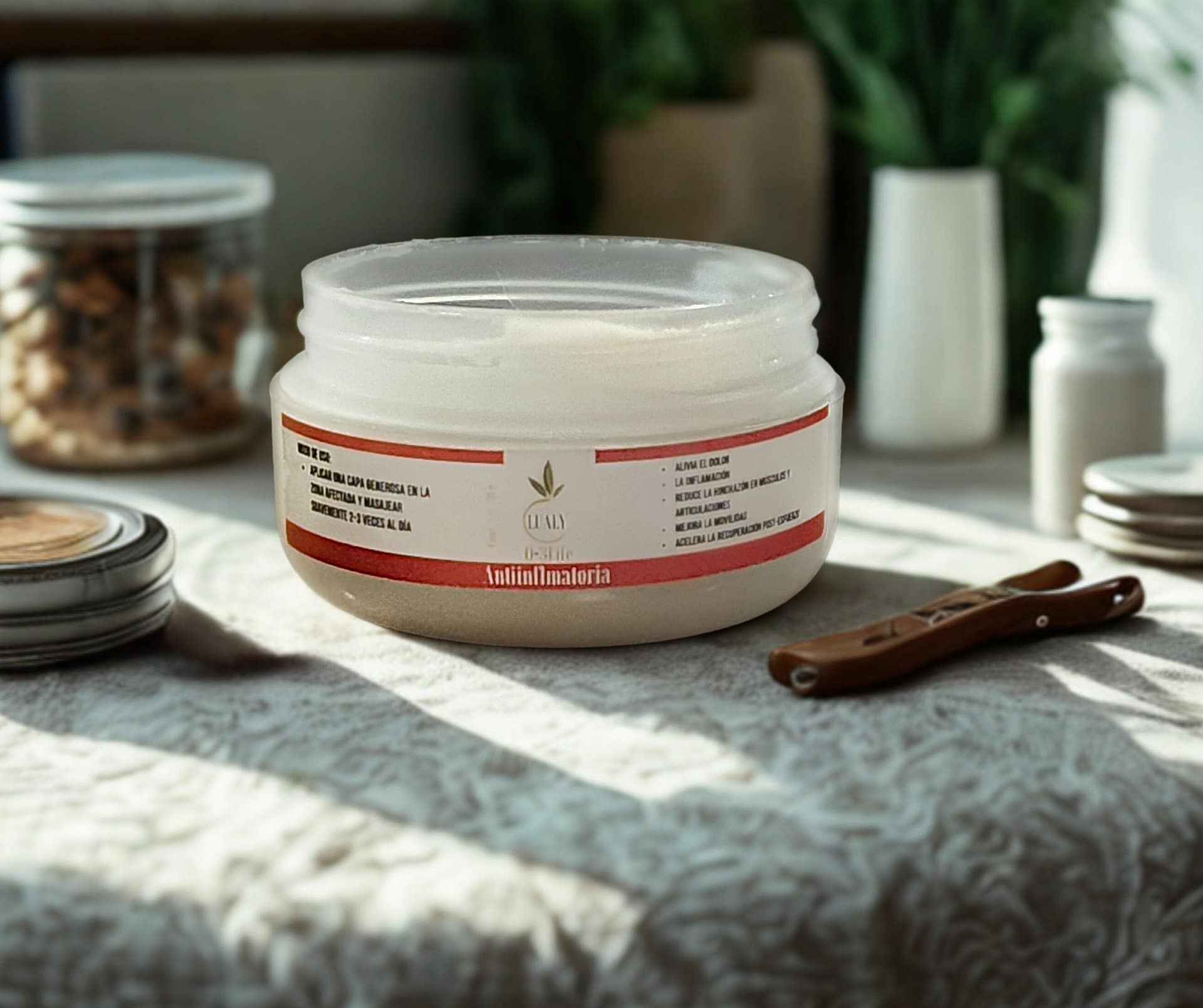 Crema Antiinflamatoria de ozono sobre una mesa, destacando sus ingredientes naturales para el alivio muscular.