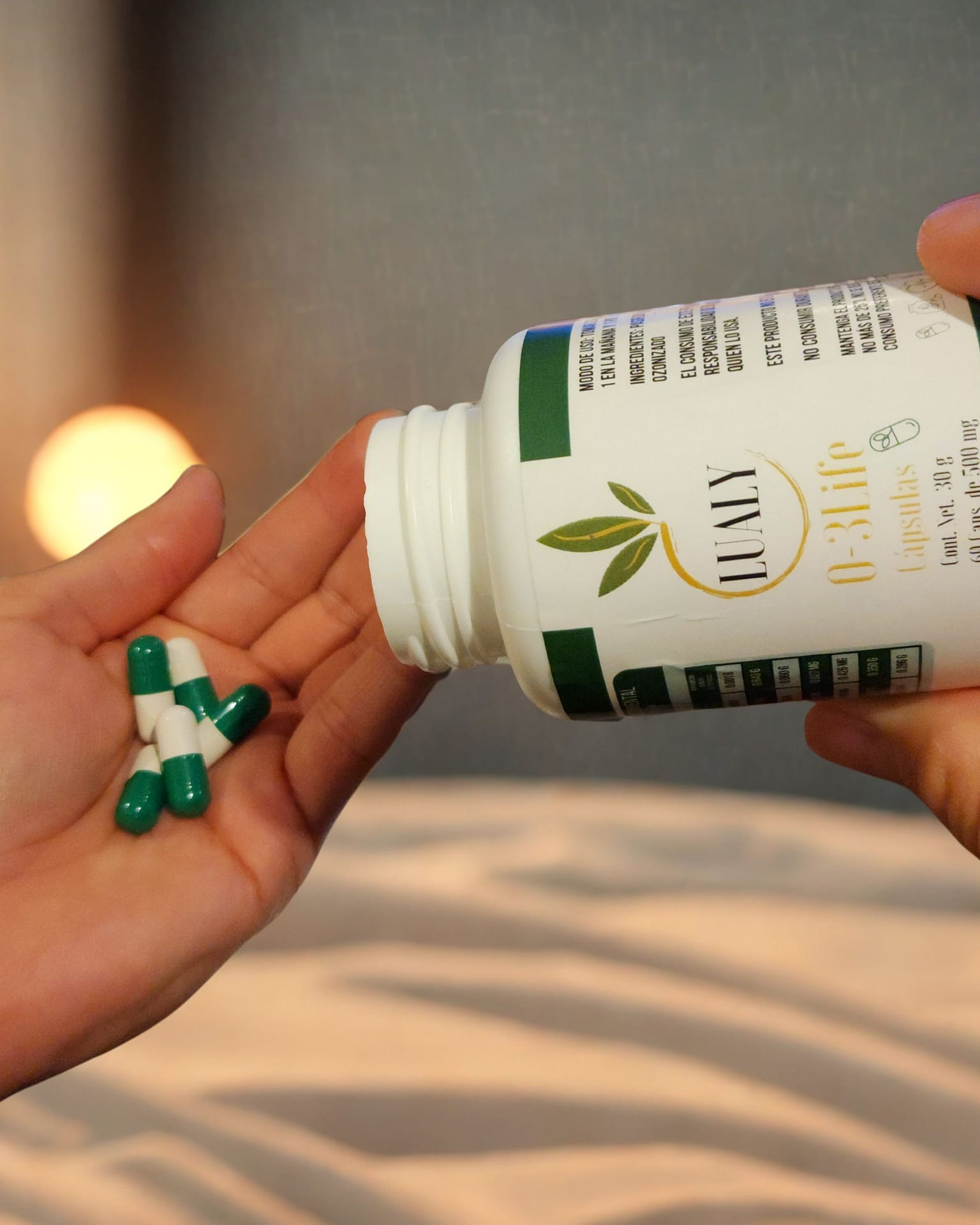 Detalle de cápsulas de ozono con pasiflora, suplemento Lualy O-3Life para relajación y equilibrio.